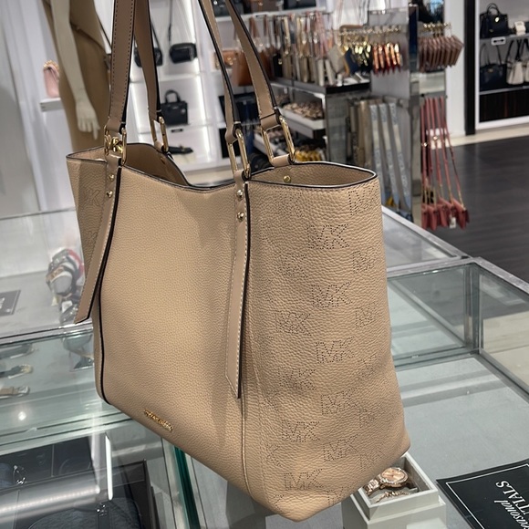 MICHAEL KORS ARLO LARGE GRAB BAG SHOULDER TOTE MK LEATHER GOLD~2 BAGS IN 1
Buff - Picture 4 of 16